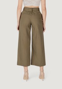 Pantaloni verdoliva a gamba larga realizzati in un tessuto leggero. Presentano un'alta vita e dettagli sul retro con un logo discreto.