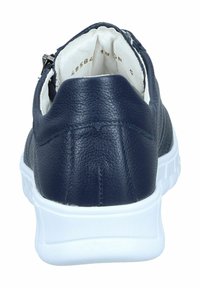 Sneaker in pelle blu navy con finitura testurizzata, suola in gomma bianca e cuciture a contrasto. Presenta una chiusura con zip e un tacco arrotondato.