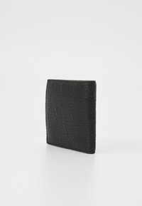 Sorte pung lavet af tekstureret læder, med en glat kant og en slank rektangulær form. Ingen synlige hardware eller mønstre.
