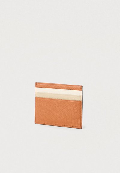 Porte-cartes en cuir marron avec trois emplacements; deux bandes d'accent crème en haut. Surface texturée avec bords cousus.