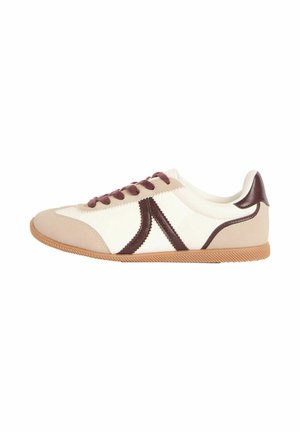 Valged sneakers beeži ja burgundi aktsentidega, sidumisdisain, ümmargune varvas ja tekstureeritud kummitald. Küljel on õmbluspatter.