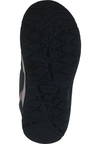 Suola di scarpa in gomma nera con motivo testurizzato, dotata di fori di drenaggio, logo e taglia indicata. Il design è funzionale per aderenza e comfort.
