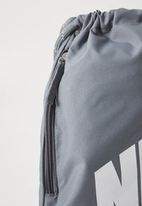 Nike Sportswear HERITAGE DRAWSTRING UNISEX - Hátizsák - smoke grey/summit white
