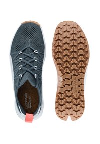 Grau gestrickter Sneaker mit weißer Sohle, korallenfarbener Zuglasche und braunem strukturiertem Gummiprofil mit der Markenbezeichnung "LOWA".