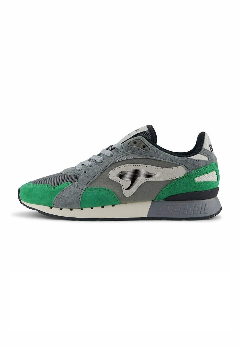 Grijze en groene sneaker met een bovenwerk van suede en mesh, vetersluiting, gewatteerde kraag en contrasterende accentdetails aan de zijkanten.