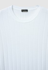 Weißer gerippter Strickpullover mit rundem Ausschnitt. Verfügt über vertikale Linien und strukturierten Stoff. Markenetikett am Hals angenäht.