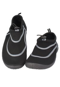 Zwarte mesh instapschoenen met grijze accenten, rubberen zolen, elastische veters en een gestructureerde bovenkant voor ademend vermogen en flexibiliteit.