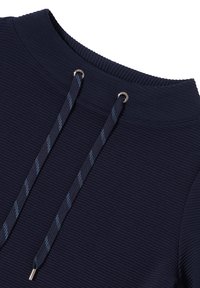 Mörkblå ribbad sweatshirt med hög krage, silverkantade öljettar och snoddar med ett blått vävt mönster.