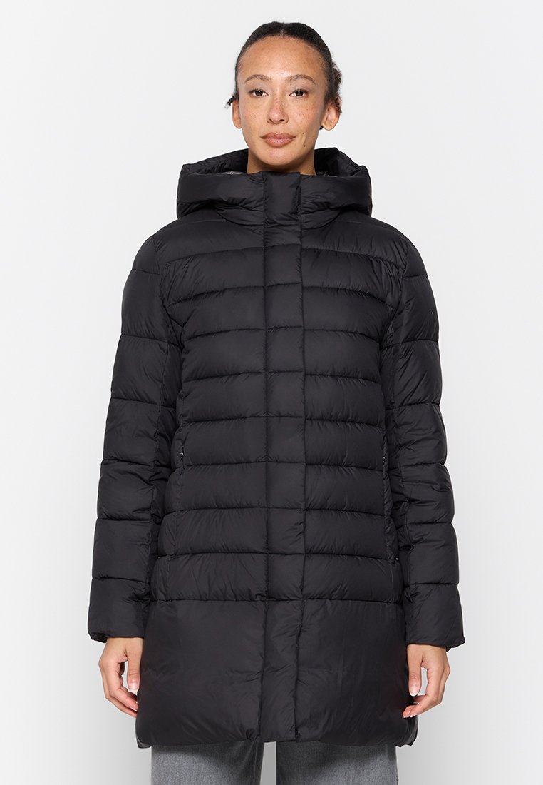 Piumino nero con cappuccio, caratterizzato da un design trapuntato, maniche lunghe e tasche laterali. Tessuto liscio, lunghezza fino al ginocchio.