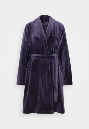 Accappatoio in velluto viola con maniche lunghe, colletto a scialle e cintura. Tessuto morbido e colore uniforme, adatto per un abbigliamento da casa confortevole.