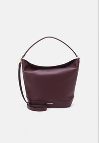 Bordeauxrode leren handtas met een gladde textuur, voorzien van een gebogen ontwerp, een korte handgreep en een afneembare lange riem. Gouden logodetail aan de onderkant.