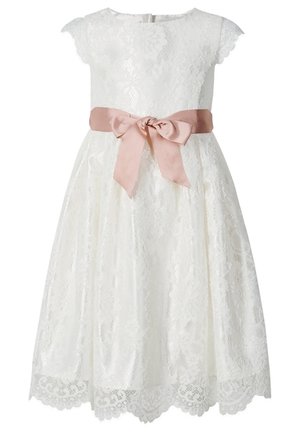 Robe fille en dentelle blanche à manches courtes et ourlet festonné, avec un nœud en tissu rose noué à la taille.