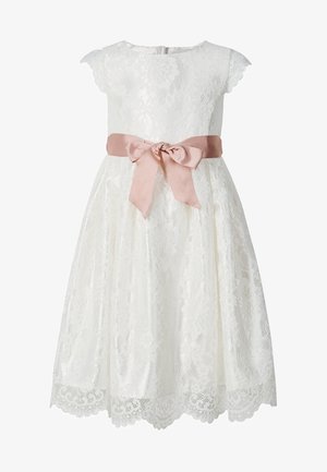 Robe fille en dentelle blanche à manches courtes et ourlet festonné, avec un nœud en tissu rose noué à la taille.