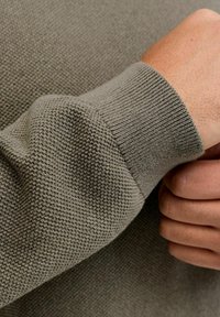 Jack & Jones JJEHILL CREW NECK  - Džemper - vetiver