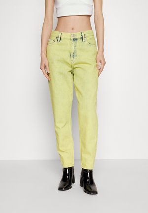 Calvin Klein Jeans MOM JEAN - Egyenes szárú farmer - denim medium