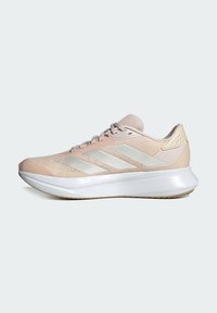 Lichtroze sportieve schoenen met een bovenwerk van mesh, drie reflecterende strepen, een gevoerde kraag en een witte tussenzool. Gegoten buitenzool voor grip.