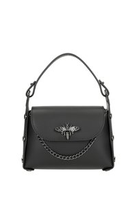 Borsa a tracolla in pelle nera con design strutturato, caratterizzata da una decorazione a forma di ape in argento, manico a catena e dettagli in metallo sui lati.