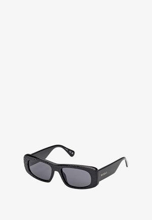 Zwarte rechthoekige zonnebril met gestructureerde monturen en donkere lenzen, gebrandmerkt MAX&Co op de schelp.