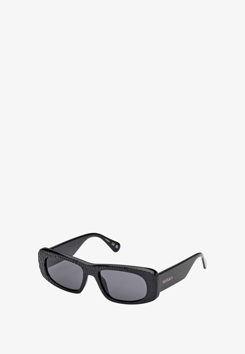 Gafas de sol rectangulares negras con montura texturizada y lentes oscuros, con la marca MAX&Co en la patilla.