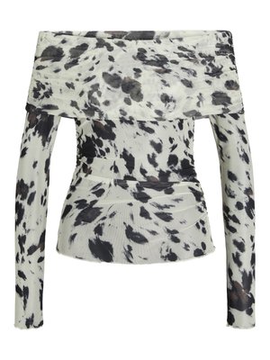 Bluzka z odsłoniętymi ramionami w jasnym materiale z białym tłem i czarno-brązowym abstrakcyjnym wzorem. Długie rękawy z marszczonymi teksturami.