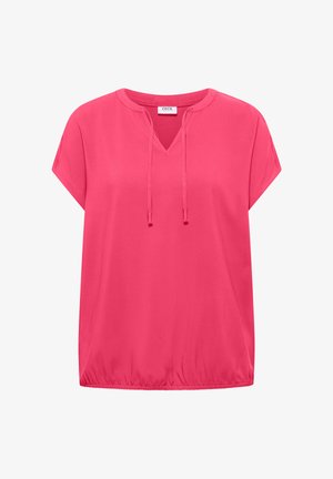 Blouse rose vif à manches courtes avec col en V, liens à cordon et ourlet élastiqué, présentée sur fond blanc.