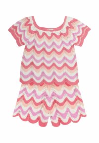 Completo in due pezzi lavorato a maglia con un motivo zigzag rosa e bianco, dotato di scollatura quadrata, maniche corte e orlo smerlato sui pantaloni.