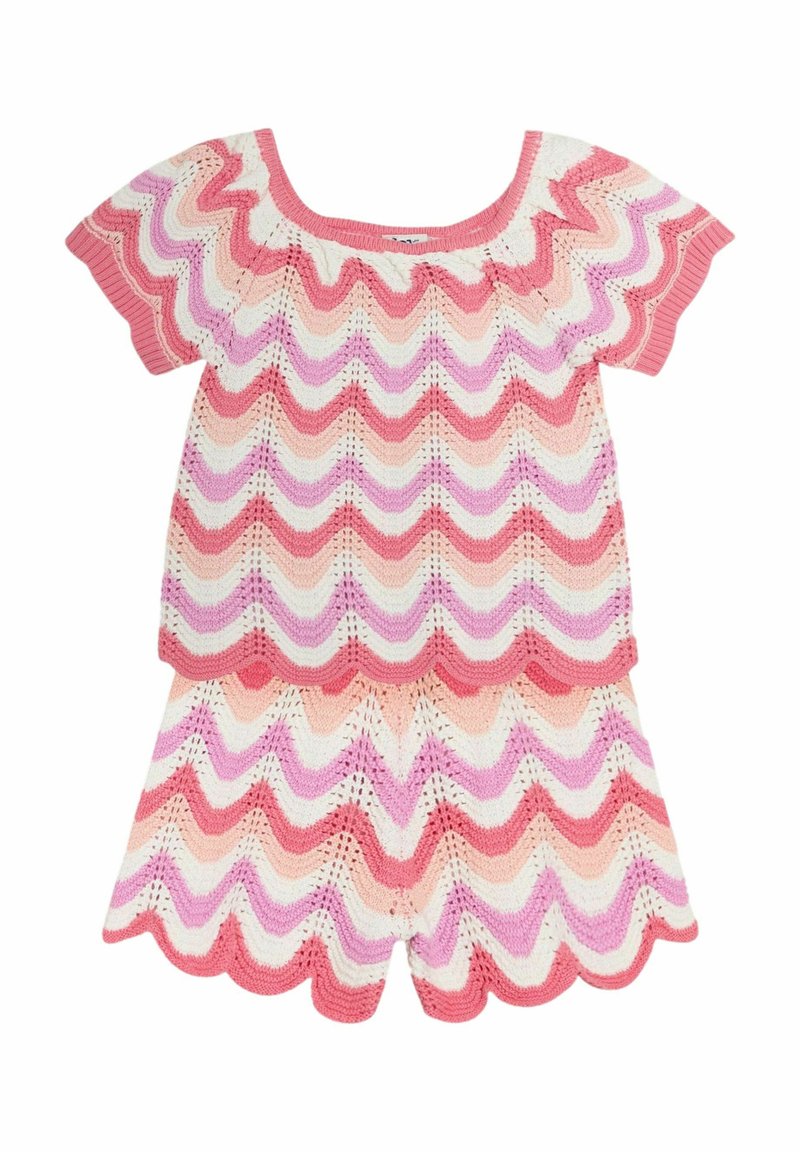 Completo in due pezzi lavorato a maglia con un motivo zigzag rosa e bianco, dotato di scollatura quadrata, maniche corte e orlo smerlato sui pantaloni.
