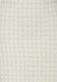 Tissu blanc cassé avec un motif pied-de-poule subtil tissé dans une teinte légèrement plus foncée, montrant la texture et des formes géométriques répétées.
