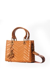 Beige gesteppte Handtasche mit Zickzack-Muster, zwei oberen Griffen, Metallbeschlägen und einem dekorativen Schlüsselanhänger. Inklusive eines rosa Riemens mit Text.