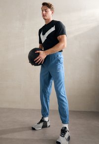 Nike Performance HYVERSE - T-Shirt sport - black/white