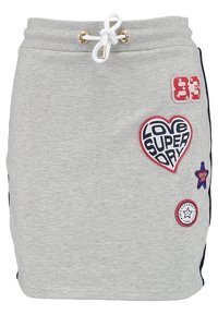 Grauer Baumwollrock mit Tunnelzug in der Taille, verziert mit bunten, bestickten Aufnähern, darunter ein Herz und Sterne, sowie schwarze Seitenstreifen.