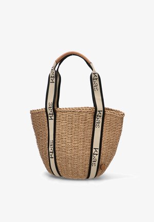 Bolso de mano de paja trenzada con forma redondeada, de color beige, y asas negras y crema. Presenta una superficie texturizada y un logotipo de marca.