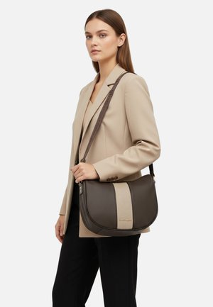 Borsa marrone e beige con texture in pelle liscia, forma curva e tracolla lunga. Presenta un motivo sottile e dettagli in oro.