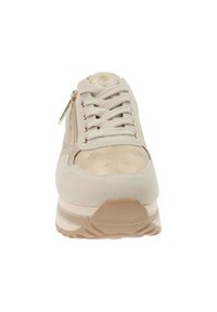 Zapatilla beige con cierre de cremallera, diseño de cordones, parte superior de textil suave, lengua acolchada y suela texturizada con rayas claras.