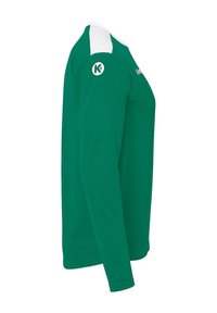 Maglietta a maniche lunghe in tessuto verde con accenti bianchi sulle spalle e un logo circolare sulla manica sinistra. Design semplice e scollo a girocollo.