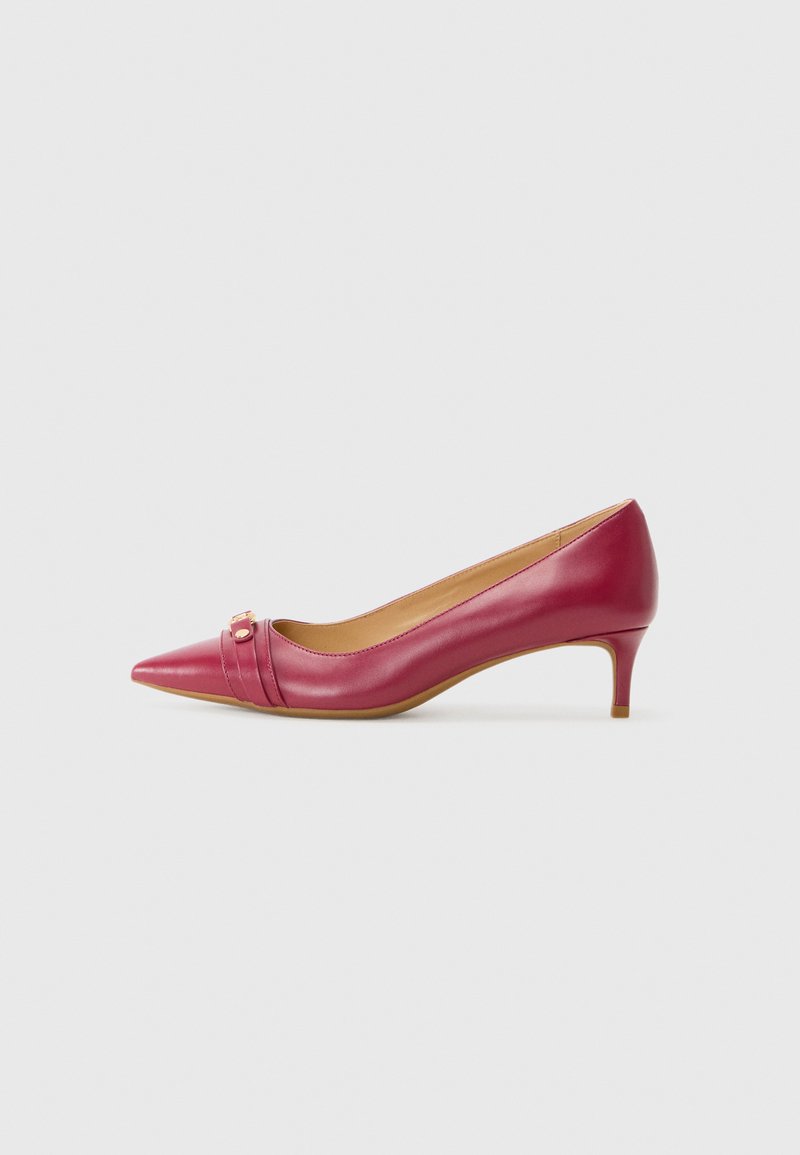 Stivaletto in pelle rosa con tacco a spillo e punta affilata, caratterizzato da un design plissettato e un piccolo accento in oro sulla parte anteriore.