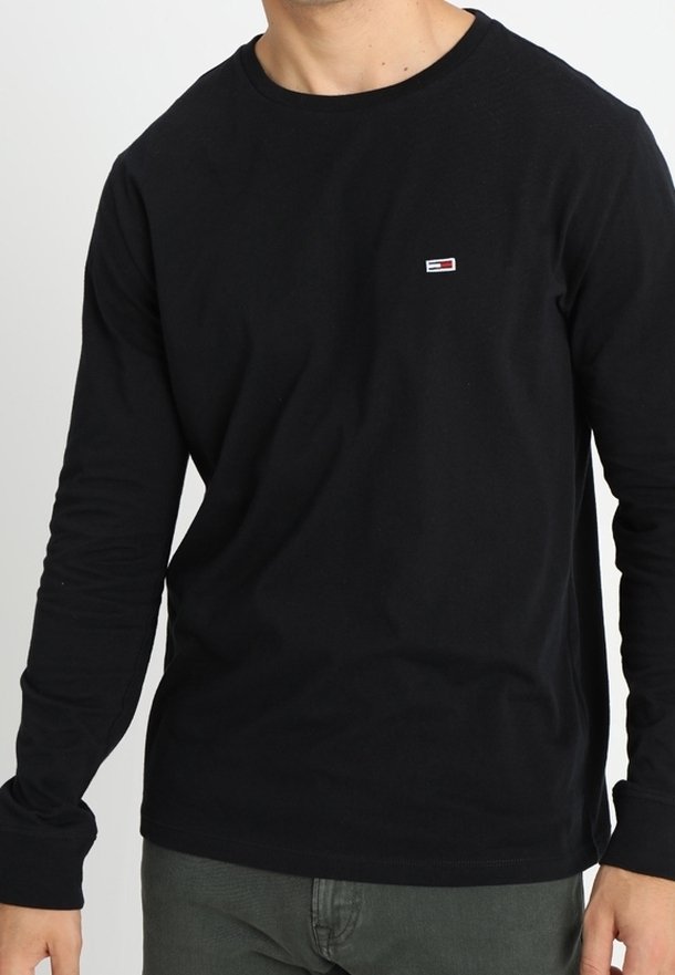 Schwarzes Langarm-T-Shirt aus Baumwollmischung, mit einem runden Ausschnitt und kleinem Logo in Rot, Weiß und Blau auf der Brust.
