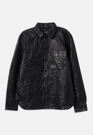 Camisa de cuero negro con textura arrugada, cuenta con dos bolsillos en el pecho, cierre de botones y cuello clásico. Mangas largas y corte relajado.