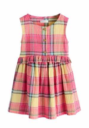 Vestido sin mangas para niño pequeño con patrón de cuadros en rosa, amarillo y azul, tela texturizada, tres botones de madera en la parte delantera y un volante en la cintura.