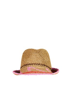 Gevlochten strohoed met een bruine band en roze en rode accenten op de rand.