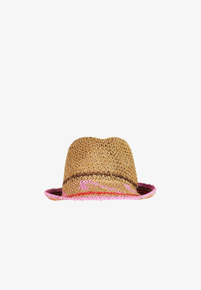 Sombrero fedora de paja tejida con una banda marrón y detalles en rosa y rojo en el ala.