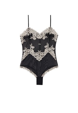 Sort gennemsigtig bodystocking i blonder med beige blomsterbroderi, tynde skulderstropper og bølgede kanter omkring halsudskæringen og benåbningerne.