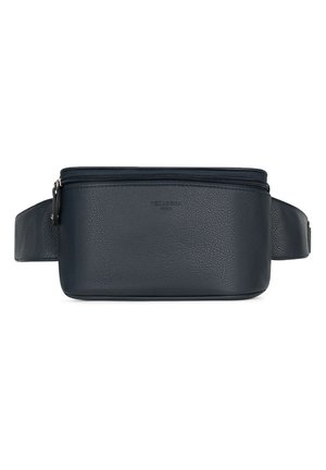 Borsetta in pelle testurizzata di colore blu navy con chiusura a zip, design piatto e una tracolla laterale per una vestibilità sicura. Logo del marchio impresso sul davanti.