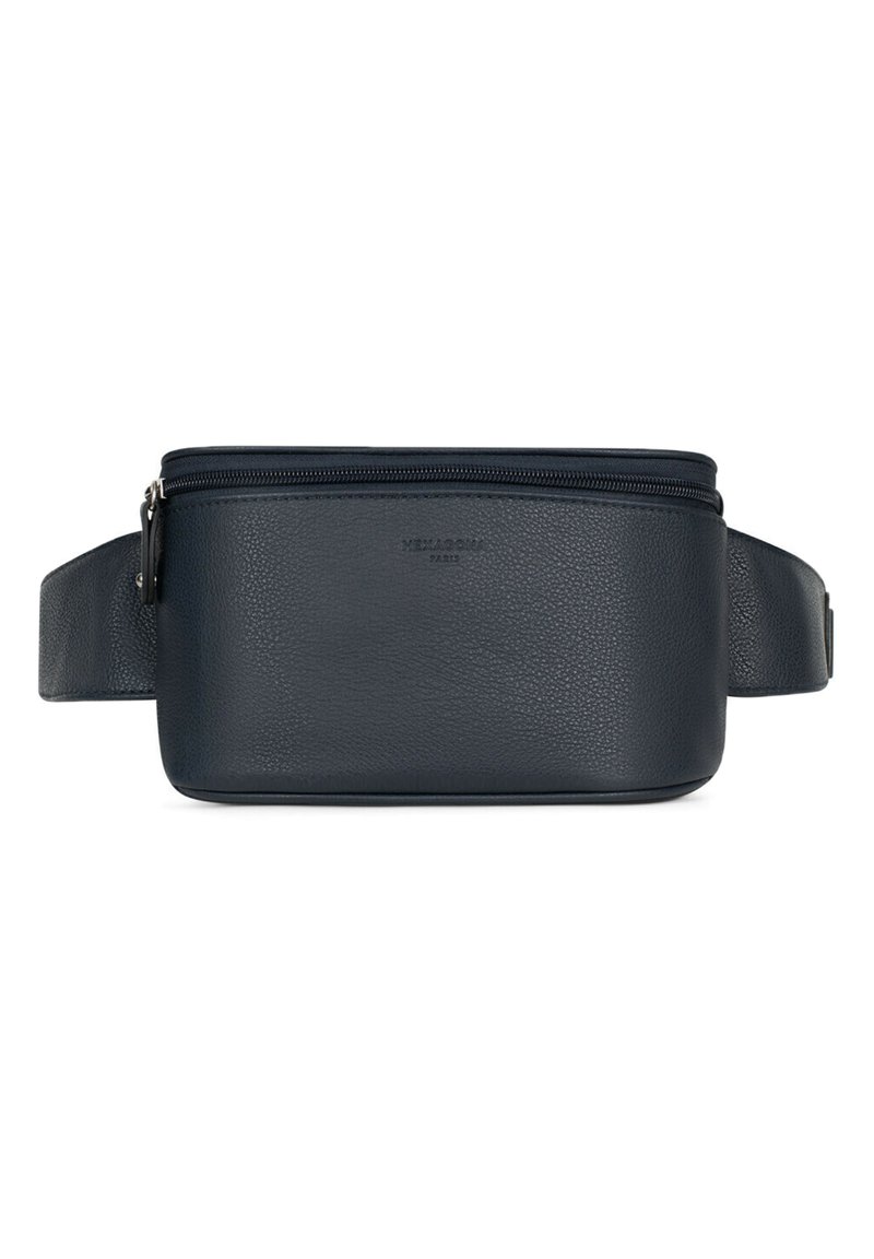Borsetta in pelle testurizzata di colore blu navy con chiusura a zip, design piatto e una tracolla laterale per una vestibilità sicura. Logo del marchio impresso sul davanti.