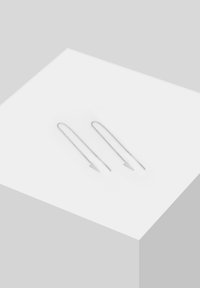 Pendientes de plata colgantes con un elegante diseño de cadena y acentos triangulares en el extremo. Estilo minimalista con un acabado pulido.