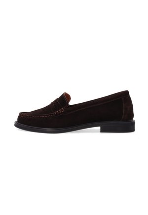 Mørkebrune herre penny loafers i ruskind med sort sål og dekorativ søm, vist i sideprofil på hvid baggrund.