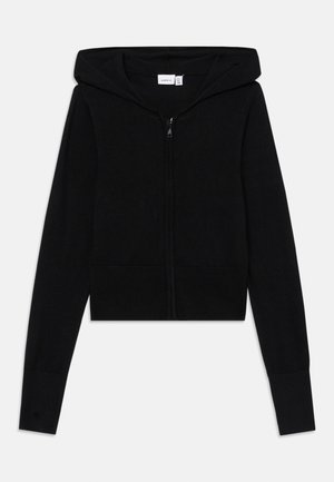 Haut à capuche noir coupé et zippé avec une texture douce, doté d'une capuche, de poignets côtelés et de poches. Design minimaliste sans motifs ni accents.