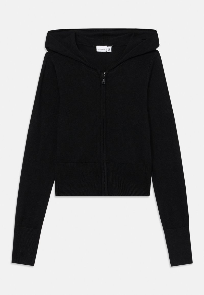 Mustavärinen lyhyt vetoketjullinen huppari, jossa on pehmeä tekstuuri, huppu, ribbireunat ja taskut. Minimalistinen muotoilu ilman kuvioita tai koristeita.