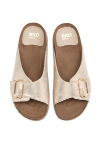 Złote klapki z szerokim paskiem ozdobionym metalową, prostokątną klamrą. Miękka, brązowa wkładka o gładkiej fakturze.