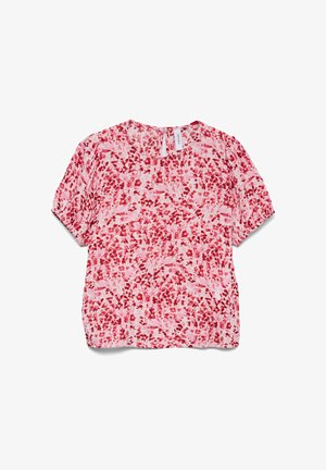 Blouse rose à manches courtes avec imprimé floral rouge, col rond et détail dos avec ouverture en goutte et fermeture bouton.